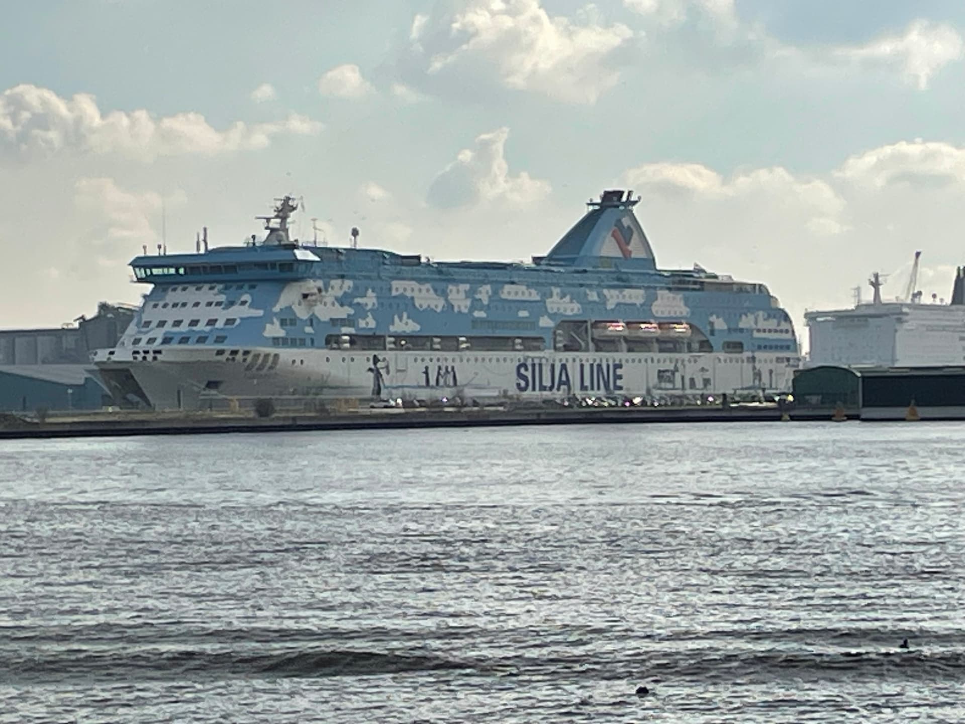 Asielzoekersschip Galaxy in de Amsterdams haven.